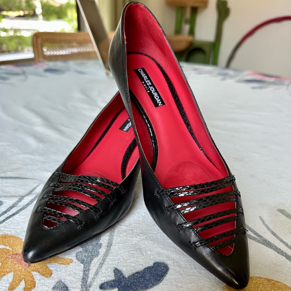 Charles Jourdan Black Heels with Pointed Toe and Cutout Design